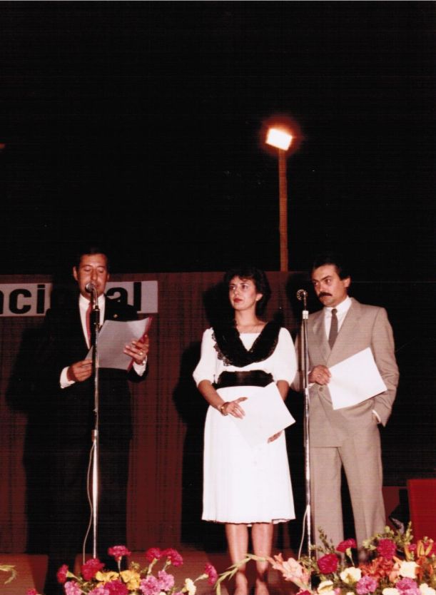 Presentación del Festival Folclórico Internacional celebrado en la Plaza de Toros de Alcazar de San Juan en 1984. Carlos Guimarai, Clara Isabel Rivas y Nicolás Ramos